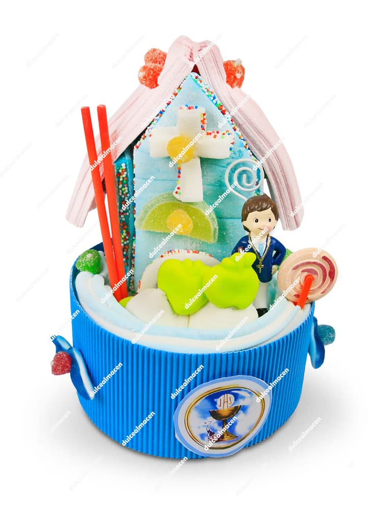 Tarta artesanal de golosinas con forma de pequeña iglesia en colores blanco, rosa y azul para celebraciones de Primera Comunión - Dulcealmacen