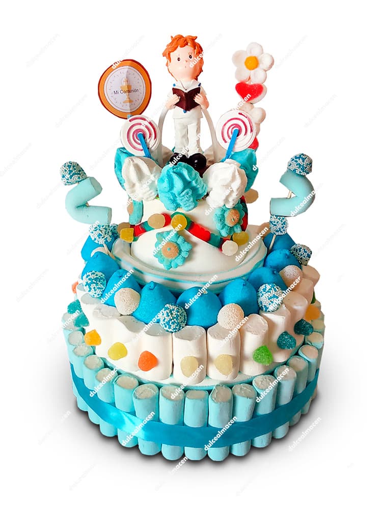 Gran tarta de chuches de tres pisos para Primera Comunión en colores rosa y azul con figuras decorativas de niño y niña - Dulcealmacen
