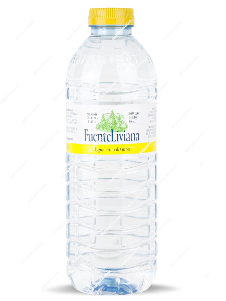Botella de plástico de 50 cl de agua mineral natural Fuente Liviana con tapón amarillo y etiqueta azul sobre fondo blanco en Dulcealmacen