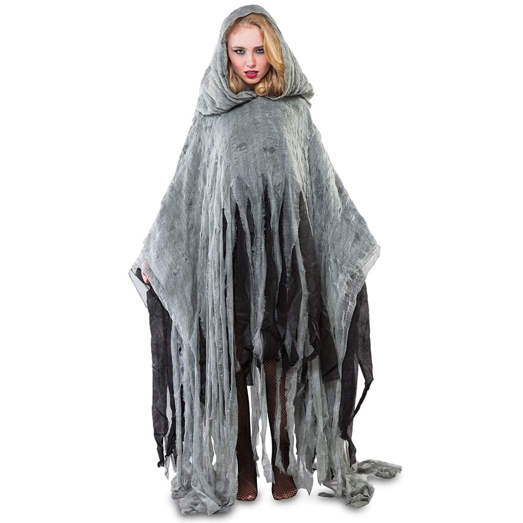 Modelo luciendo el Poncho Zombi Adulto Fyasa gris con capucha en Dulcealmacen