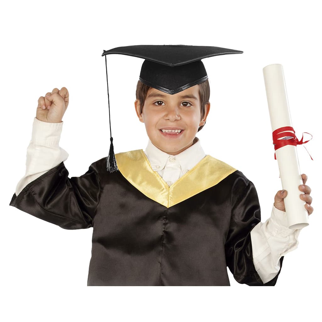 Niño con Birrete de Graduación Infantil de Fyasa en color negro con borla lateral, accesorio para ceremonia escolar - Dulcealmacen