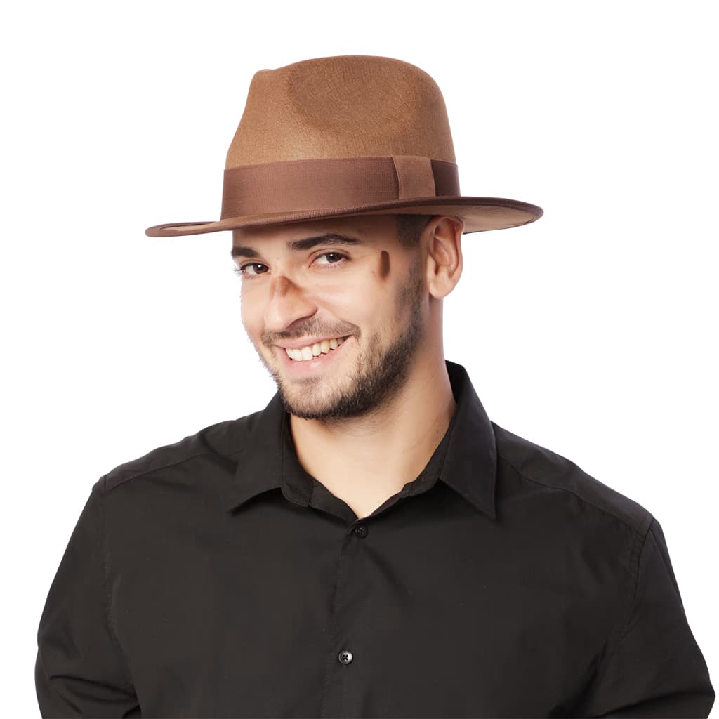 Modelo posando con el Sombrero de Aventurero Fyasa marrón en Dulcealmacen