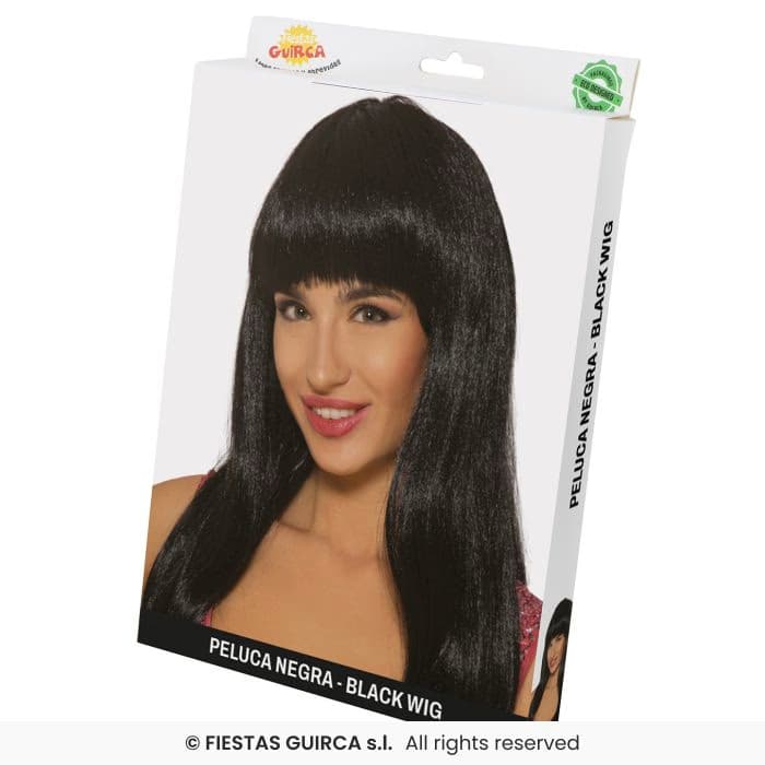 Modelo luciendo la Guirca Peluca Melena Negra con flequillo para disfraz en Dulcealmacen