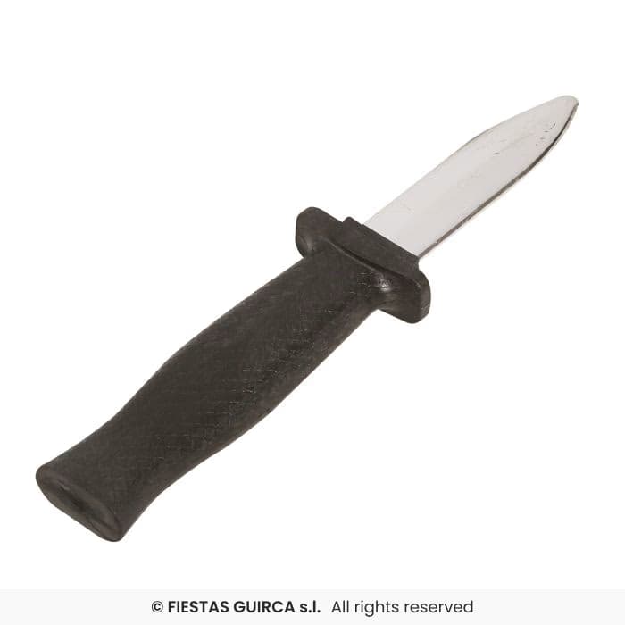 Modelo mostrando el Guirca Cuchillo Retráctil 19 cm de plástico en Dulcealmacen