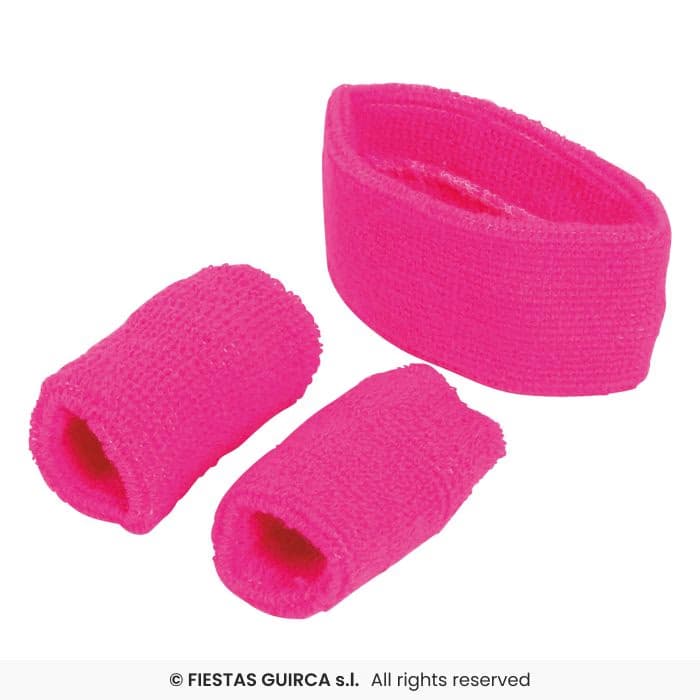 Modelo luciendo el Guirca Conjunto 2 Muñequeras y Cinta Rosa para disfraz en Dulcealmacen