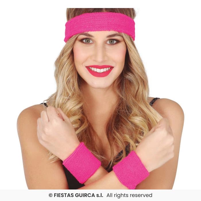 Modelo luciendo el Guirca Conjunto 2 Muñequeras y Cinta Rosa para disfraz en Dulcealmacen