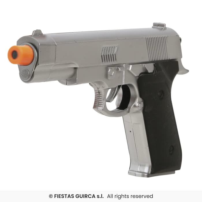 Modelo sujetando la Guirca Pistola Plata 24 cms para disfraz en Dulcealmacen