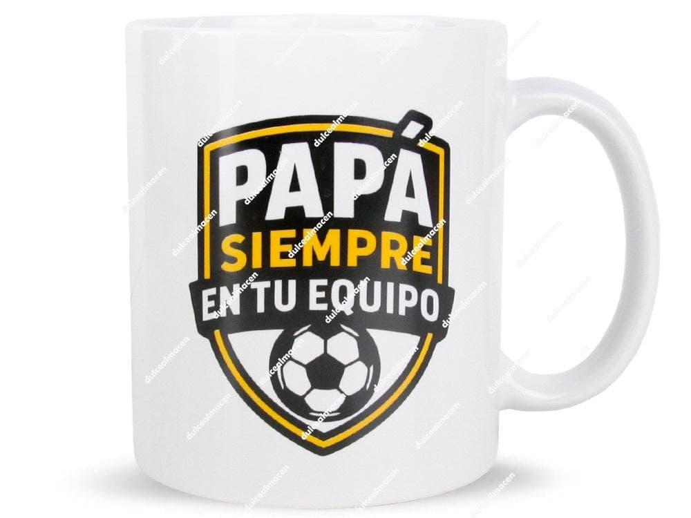 Taza de cerámica blanca con escudo deportivo, balón de fútbol y frase Papá siempre en tu equipo - Dulcealmacen