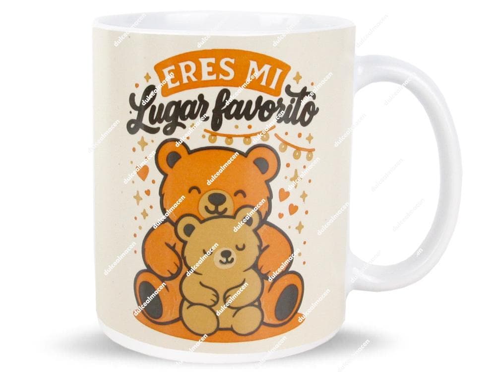 Taza de cerámica color crema con ilustración de dos osos abrazados y frase Eres mi lugar favorito - Dulcealmacen