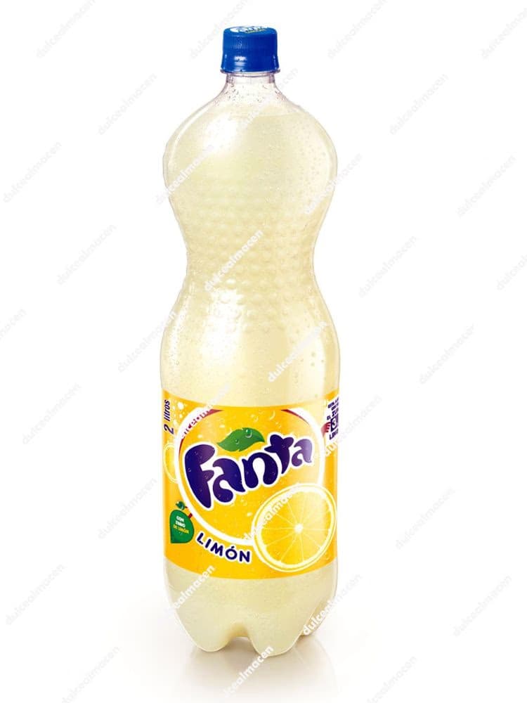 Botella de 2 litros de refresco Fanta Limón con etiqueta amarilla y logotipo azul sobre fondo blanco en Dulcealmacen