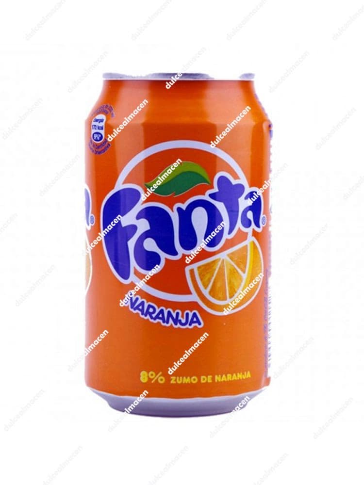 Lata de refresco Fanta Naranja de 33 cl en color naranja vibrante indicando un 8% de zumo de naranja en Dulcealmacen