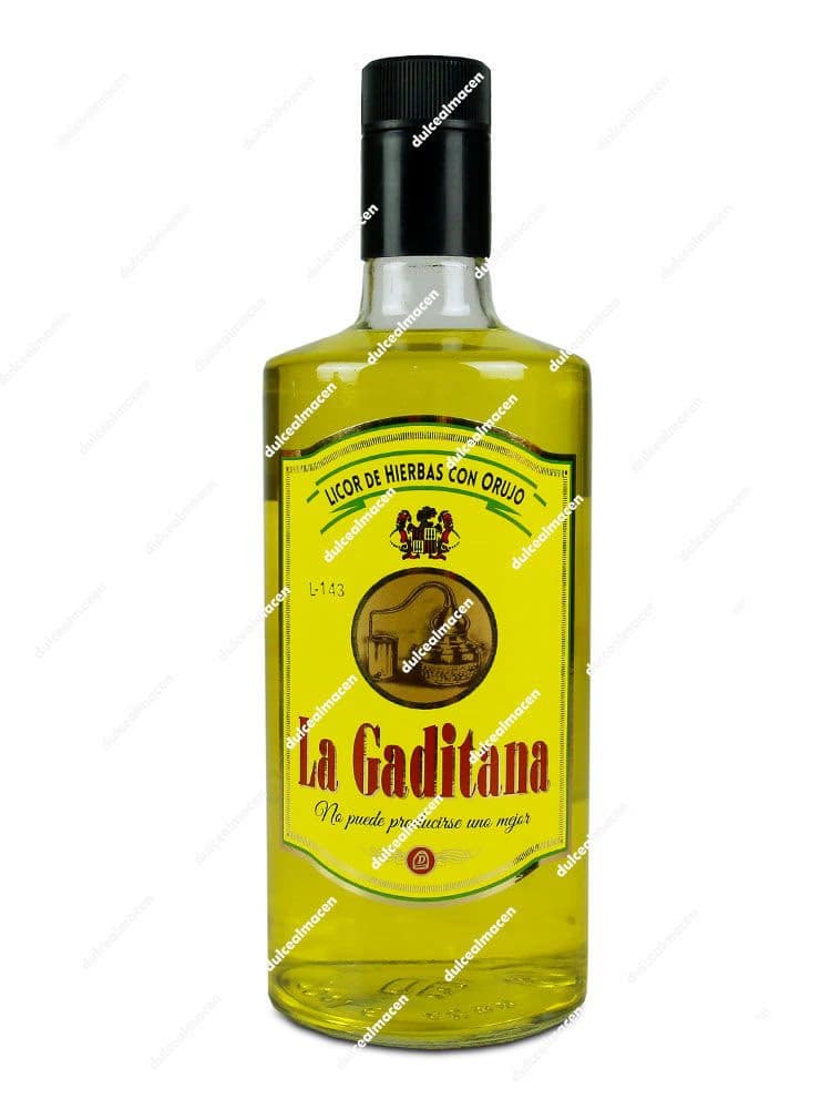 Botella de 70 cl de Licor de Hierbas La Gaditana con etiqueta amarilla y tapón negro sobre fondo blanco en Dulcealmacen