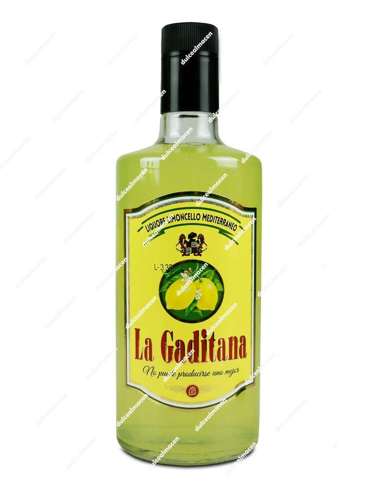 Botella de 70 cl de Limoncello Mediterráneo La Gaditana con etiqueta amarilla indicando dos limones frescos sobre fondo blanco en Dulcealmacen