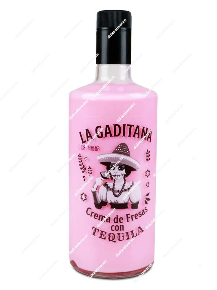 Botella de 70 cl de Crema de Fresas con Tequila La Gaditana de color rosa con ilustración de Catrina en la etiqueta sobre fondo blanco en Dulcealmacen