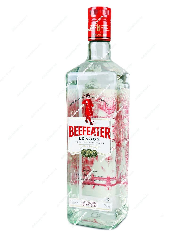 Botella de 1 litro de Ginebra Beefeater London Dry Gin con etiqueta blanca y roja con el dibujo de un Yeoman Warder sobre fondo blanco en Dulcealmacen