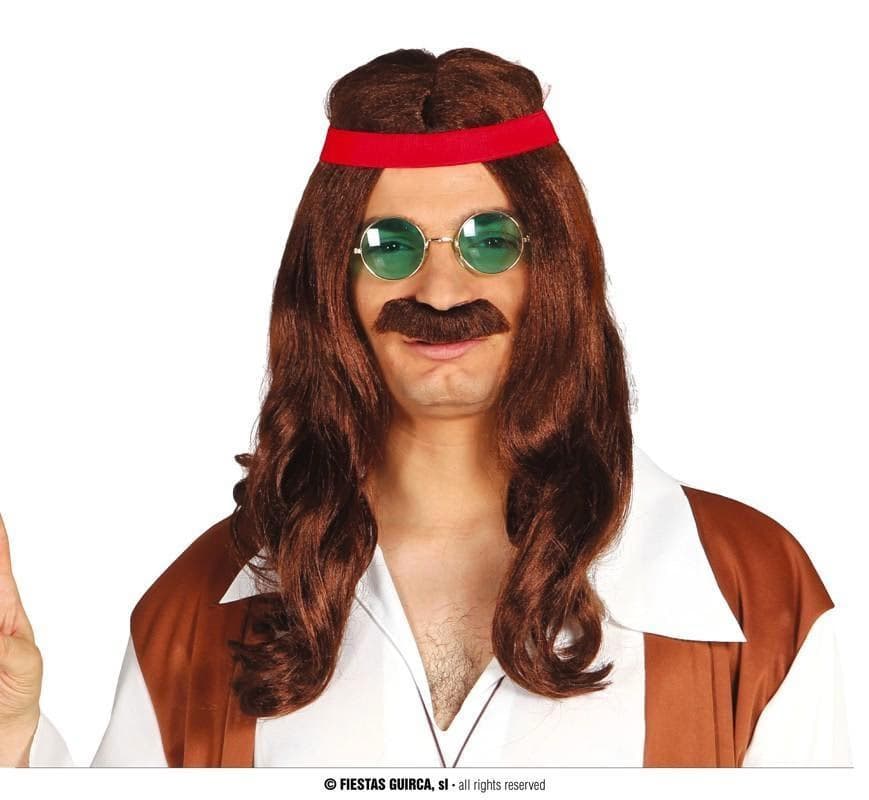 Hombre llevando la Peluca Hippie con Bigote Guirca castaña con cinta roja en Dulcealmacen