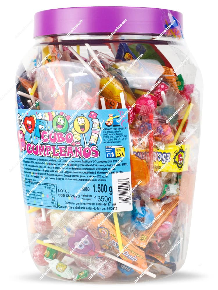 Cubo de plástico transparente de 1,5 kg con tapa morada lleno de un surtido variado de golosinas Juan López incluyendo piruletas y escalofrios - Dulcealmacen