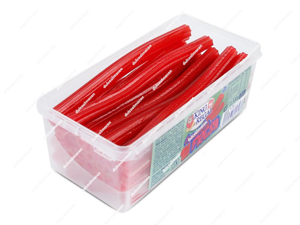 Cajita de plástico transparente con 65 unidades de regaliz rojo torcido sabor fresa de King Regal - Dulcealmacen