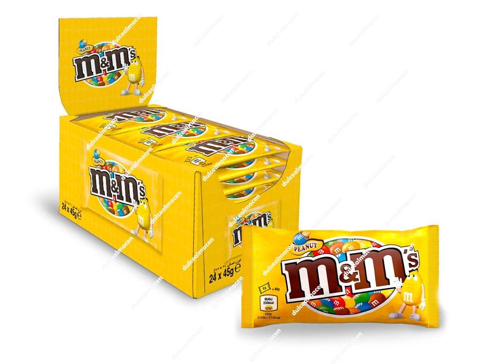 Caja expositora de color amarillo de Caja de M&M's Cacahuete 24 Bolsas junto a un paquete individual abierto mostrando el logotipo clásico y el personaje de maní - Dulcealmacen archivo image_a3be1e.png