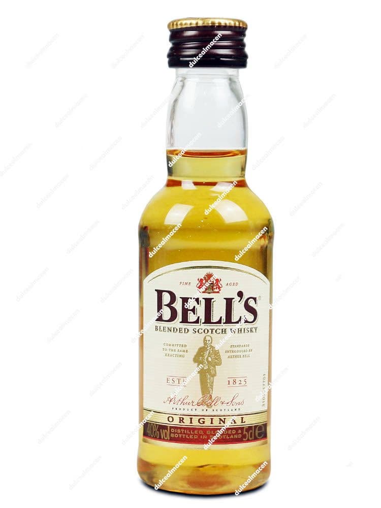 Botellín de cristal de 50 ml de Whisky Bell's Original con etiqueta crema y tapón negro sobre fondo blanco en Dulcealmacen
