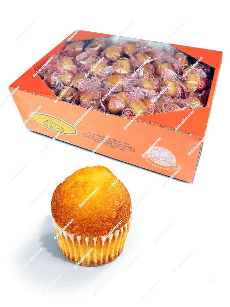 Caja de cartón naranja llena de mini magdalenas individuales y una magdalena de muestra en primer plano sobre fondo blanco - Dulcealmacen