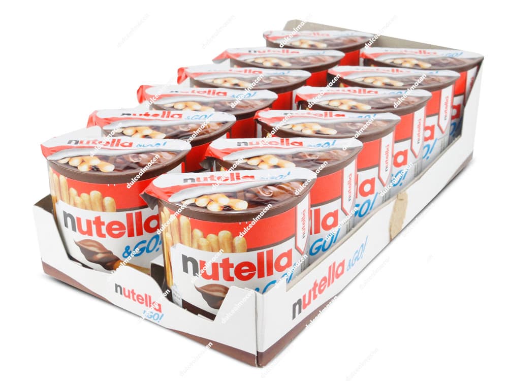 Caja expositora blanca con 12 envases de Nutella & GO! mostrando la crema de avellanas y los palitos de pan en su interior - Dulcealmacen