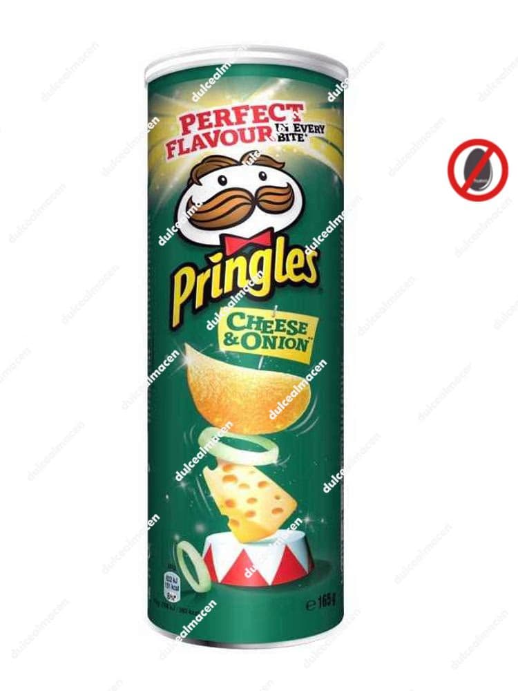 Bote grande de Pringles de color amarillo sabor Cheese & Onion de 165 gramos, con el logotipo de la marca y una ilustración de queso con cebollino - Dulcealmacen