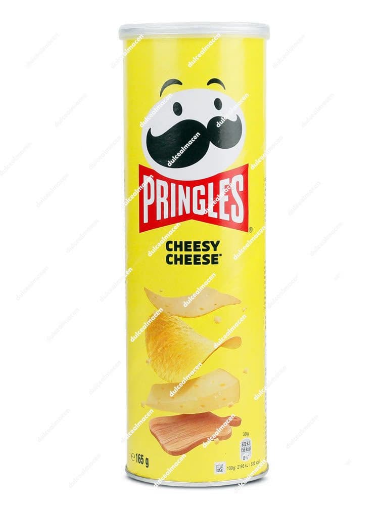 Bote grande de Pringles de color amarillo sabor Cheese & Onion de 165 gramos, mostrando el logotipo de la marca y una ilustración de queso con aros de cebolla - Dulcealmacen
