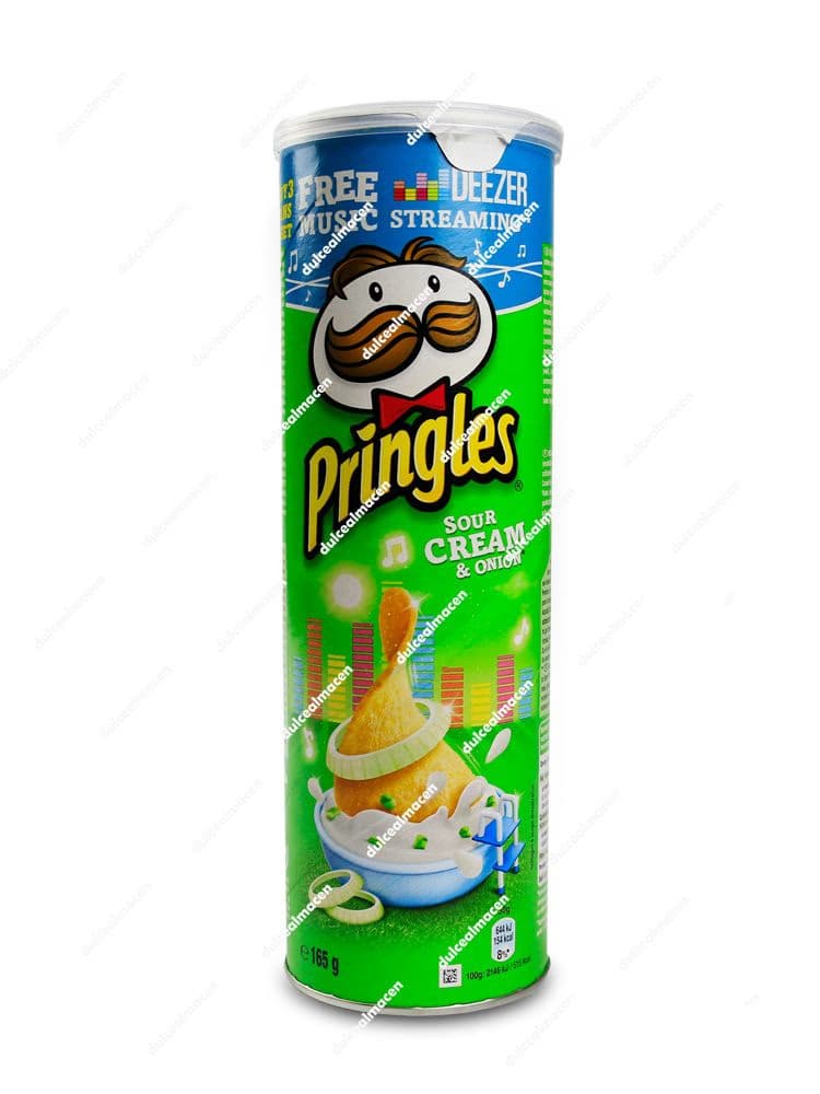 Bote grande de Pringles de color verde sabor Sour Cream & Onion de 165 gramos, mostrando la icónica cara de la marca y una ilustración de crema agria con cebollino - Dulcealmacen