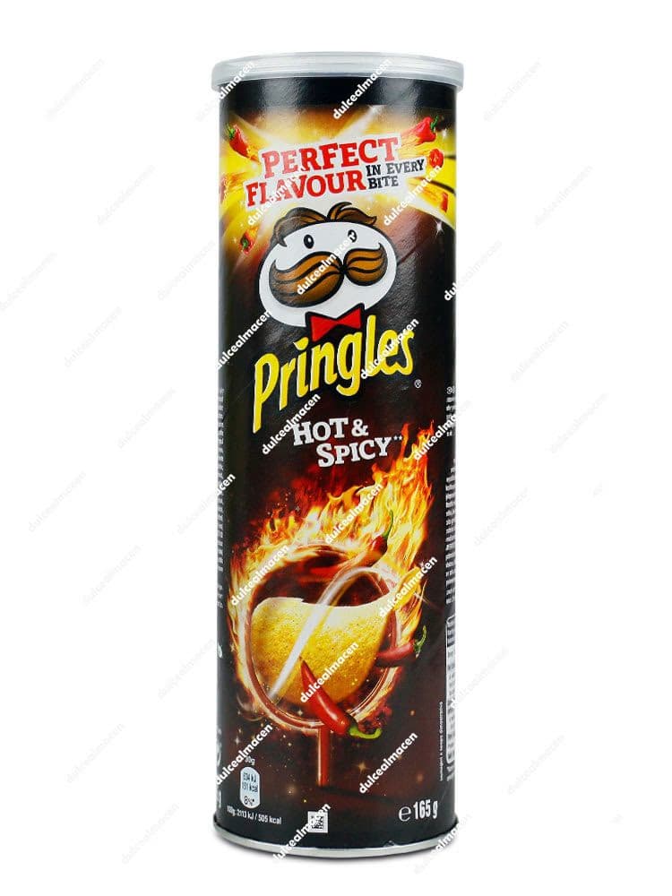 Bote grande de Pringles de color negro sabor Hot & Spicy de 165 gramos, mostrando la icónica cara de la marca y una ilustración de chiles picantes - Dulcealmacen