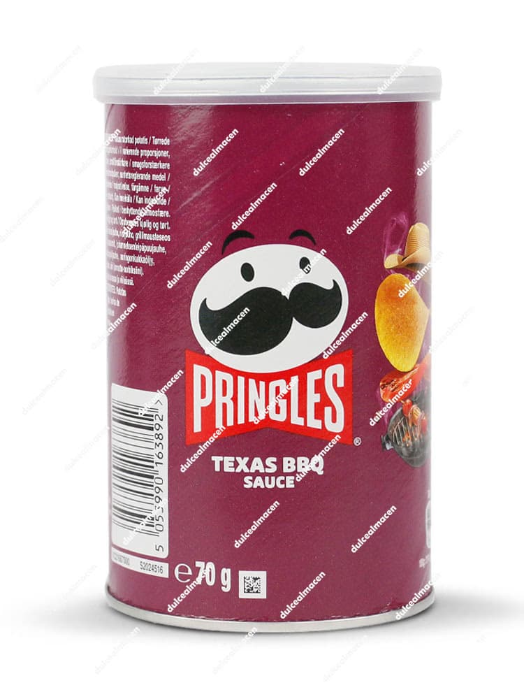 Bote mediano de Pringles de color morado sabor Texas BBQ Sauce de 70 gramos, con la ilustración de una salsa barbacoa ahumada y el logotipo de la marca - Dulcealmacen