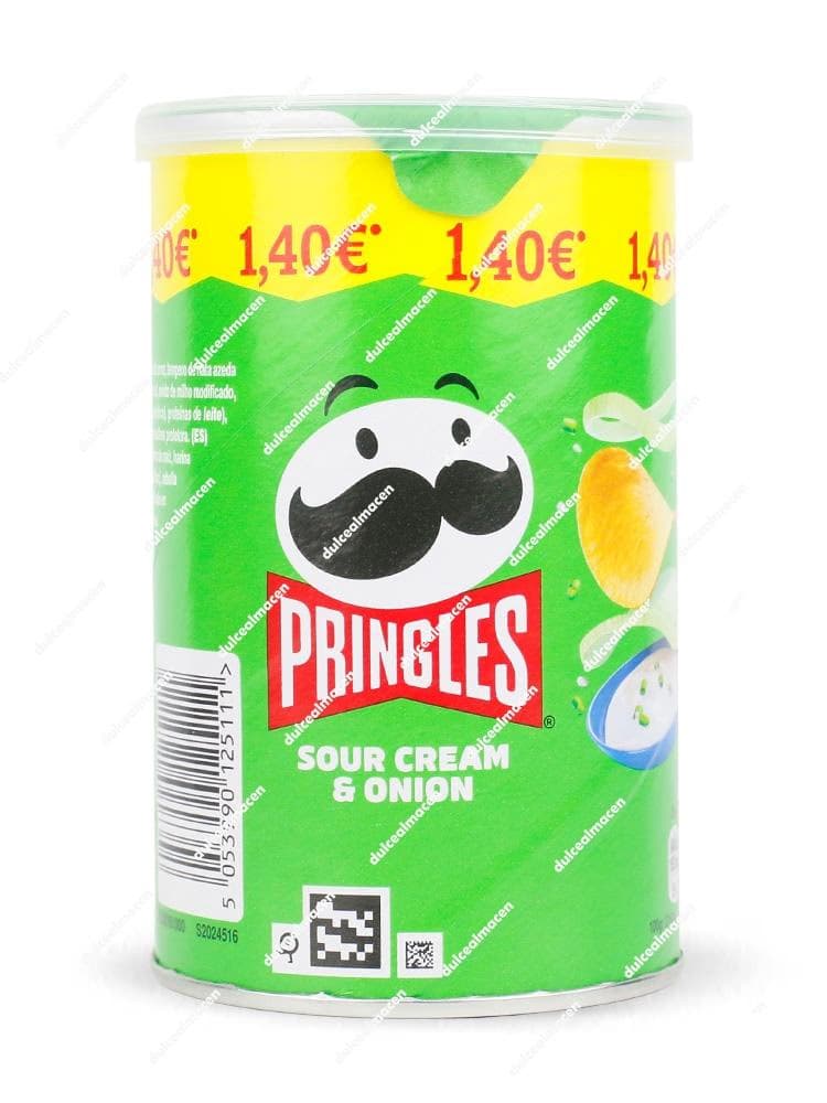 Bote mediano de Pringles de color verde sabor Sour Cream & Onion de 70 gramos, mostrando la icónica cara de la marca y el diseño de cebolla y crema - Dulcealmacen