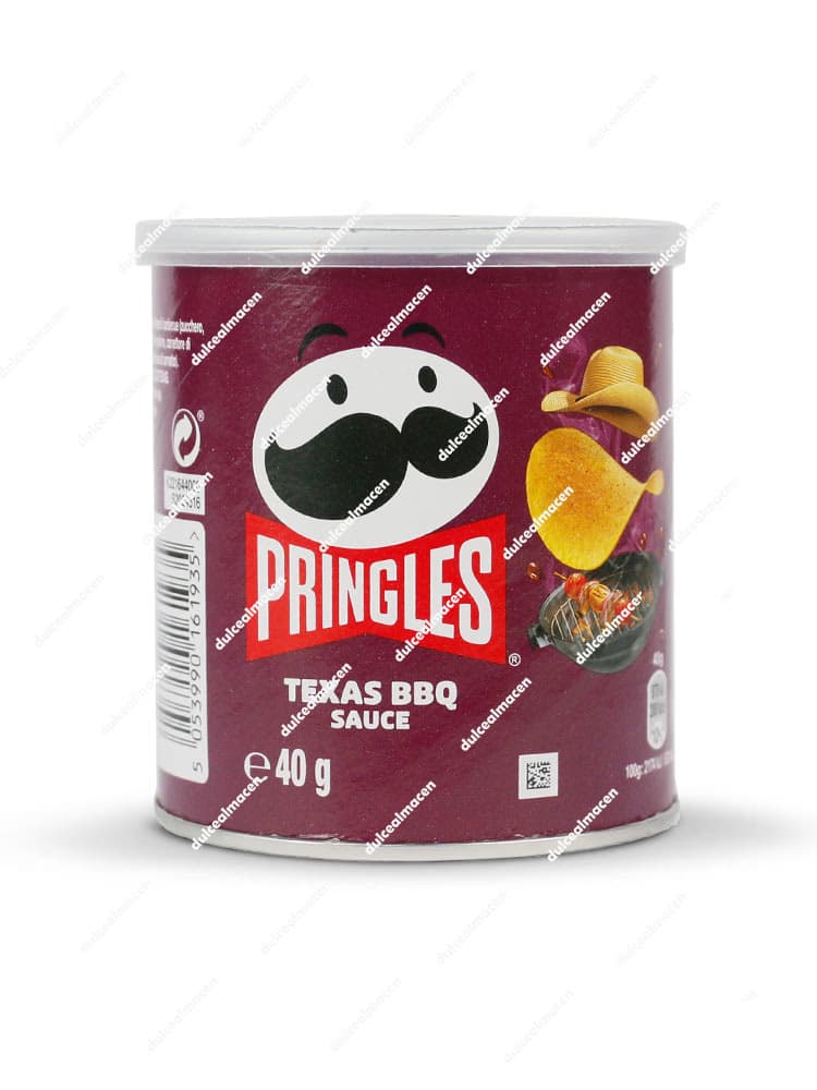 Bote pequeño de Pringles de color morado sabor Texas BBQ Sauce de 40 gramos, mostrando el logotipo de la marca y una imagen de salsa barbacoa ahumada - Dulcealmacen