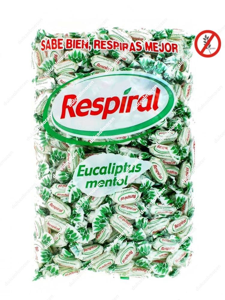 Bolsa de plástico transparente de un kilogramo repleta de caramelos duros balsámicos sin gluten Halls Respiral con sabor a eucalipto mentol, envueltos individualmente en papel de color blanco con dibujos de hojas verdes - Dulcealmacen