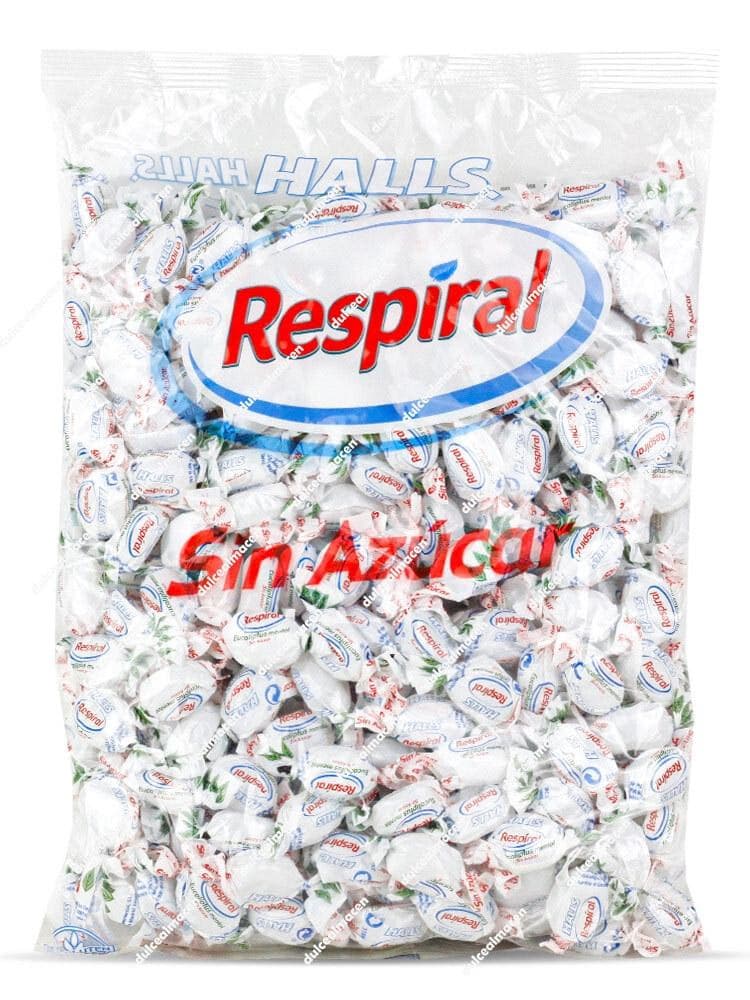 Bolsa de plástico transparente de un kilogramo repleta de caramelos balsámicos sin azúcar Halls Respiral con sabor a eucalipto, envueltos individualmente en papel blanco - Dulcealmacen