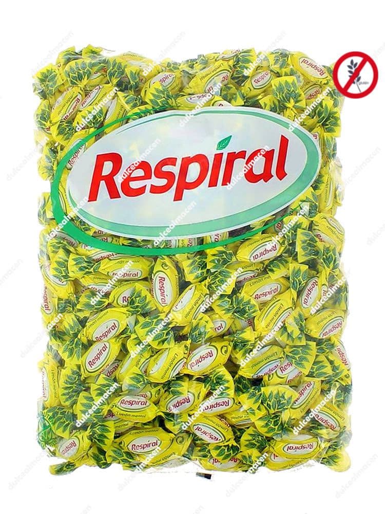 Bolsa de plástico transparente de un kilogramo repleta de caramelos duros balsámicos sin gluten Halls Respiral con sabor a limón mentol, envueltos individualmente en papel de color amarillo y verde - Dulcealmacen