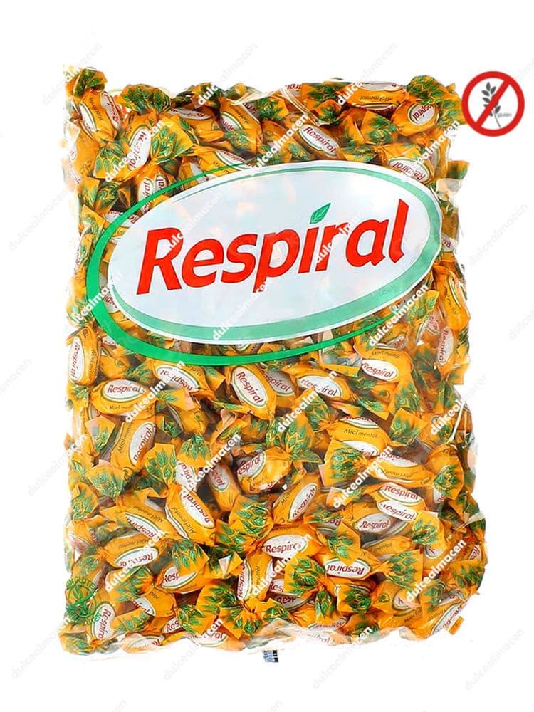 Bolsa de plástico transparente de un kilogramo repleta de caramelos duros balsámicos sin gluten Halls Respiral con sabor a miel mentol, envueltos individualmente en papel de color naranja y verde - Dulcealmacen