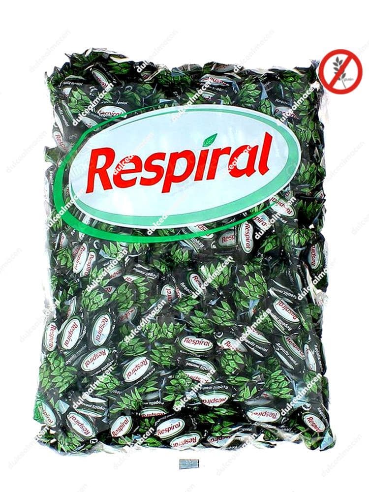 Bolsa de plástico transparente de un kilogramo repleta de caramelos duros balsámicos sin gluten Halls Respiral con sabor a regaliz mentol, envueltos individualmente en papel de color negro y verde - Dulcealmacen