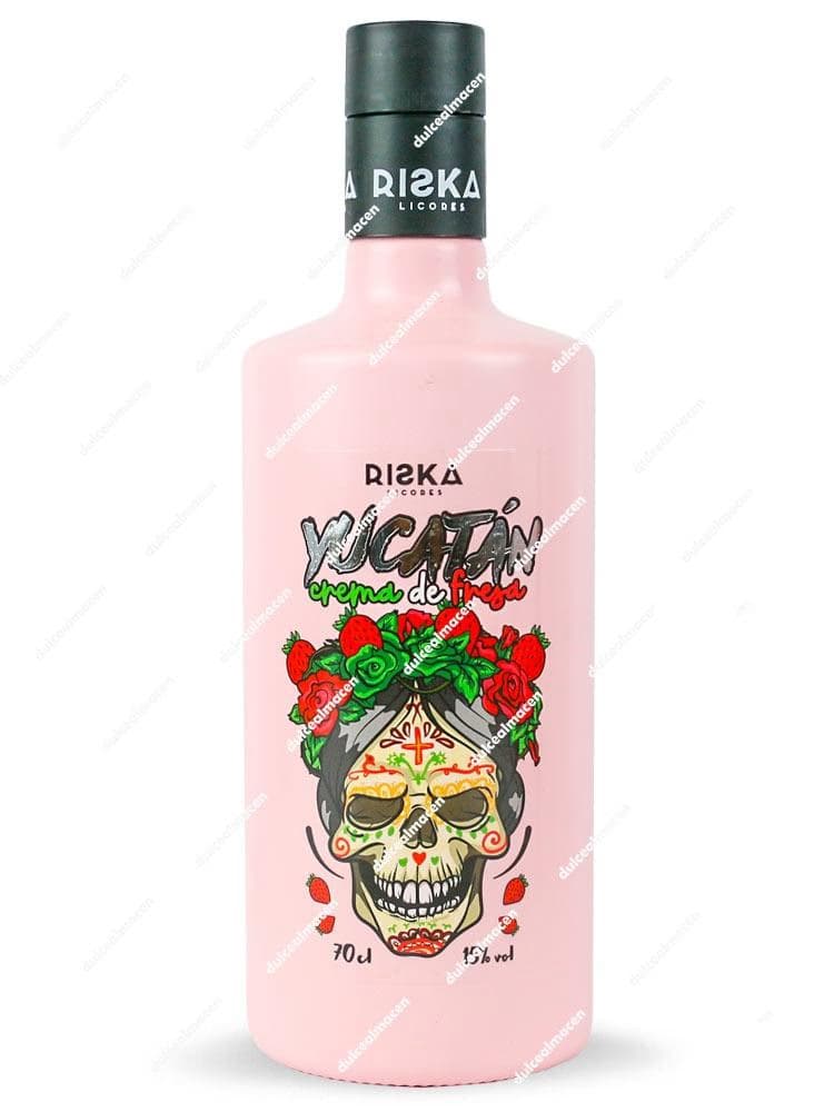 Botella de Riska Tequila de Fresa Yukatan 0.70L con líquido cremoso rosado y etiqueta de estilo mexicano - Dulcealmacen