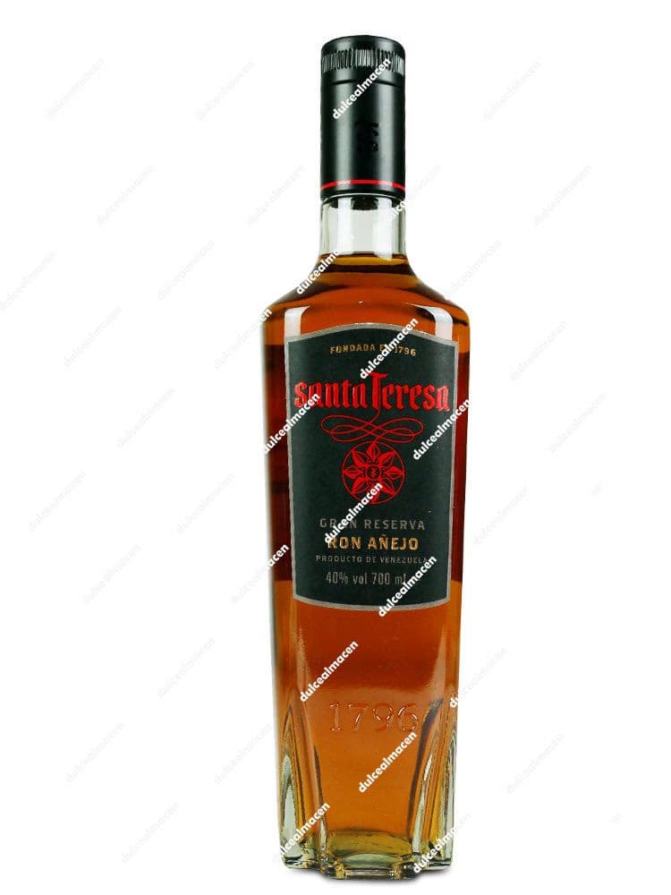 Botella de 70 cl de Ron Santa Teresa 1796 Solera con etiqueta negra y detalles rojos indicando Producto de Venezuela sobre fondo blanco en Dulcealmacen