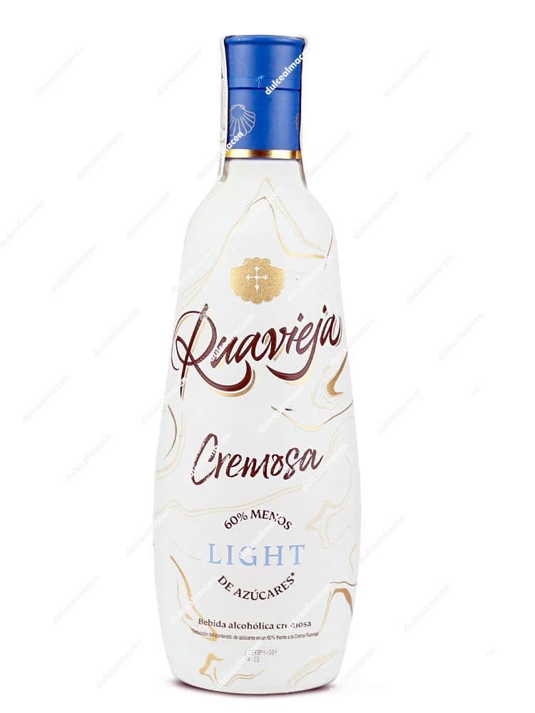 Botella de 70 cl de Licor Ruavieja Cremosa Light con etiqueta azul claro indicando 60% menos de azúcar sobre fondo blanco en Dulcealmacen