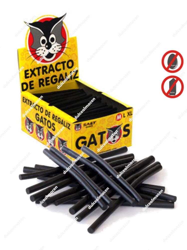 Caja expositora amarilla de 800 gramos de Saet Gatos de regaliz negro con piezas sueltas de regaliz delante - Dulcealmacen