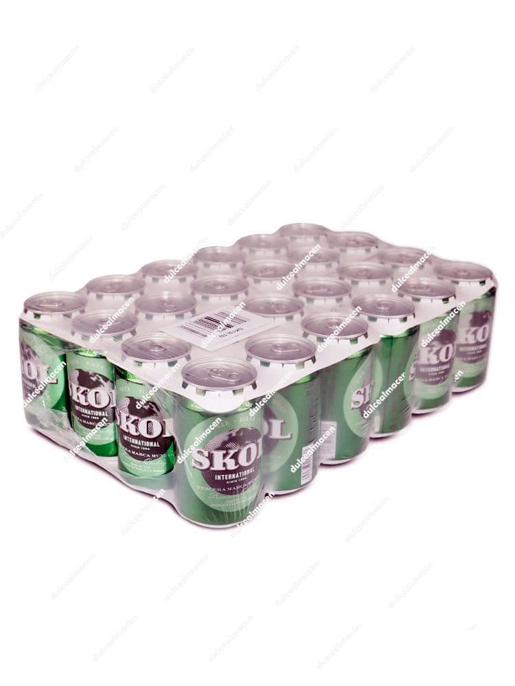 Lata de 33 cl de Cerveza Skol International con etiqueta verde circular y detalles dorados sobre fondo blanco en Dulcealmacen