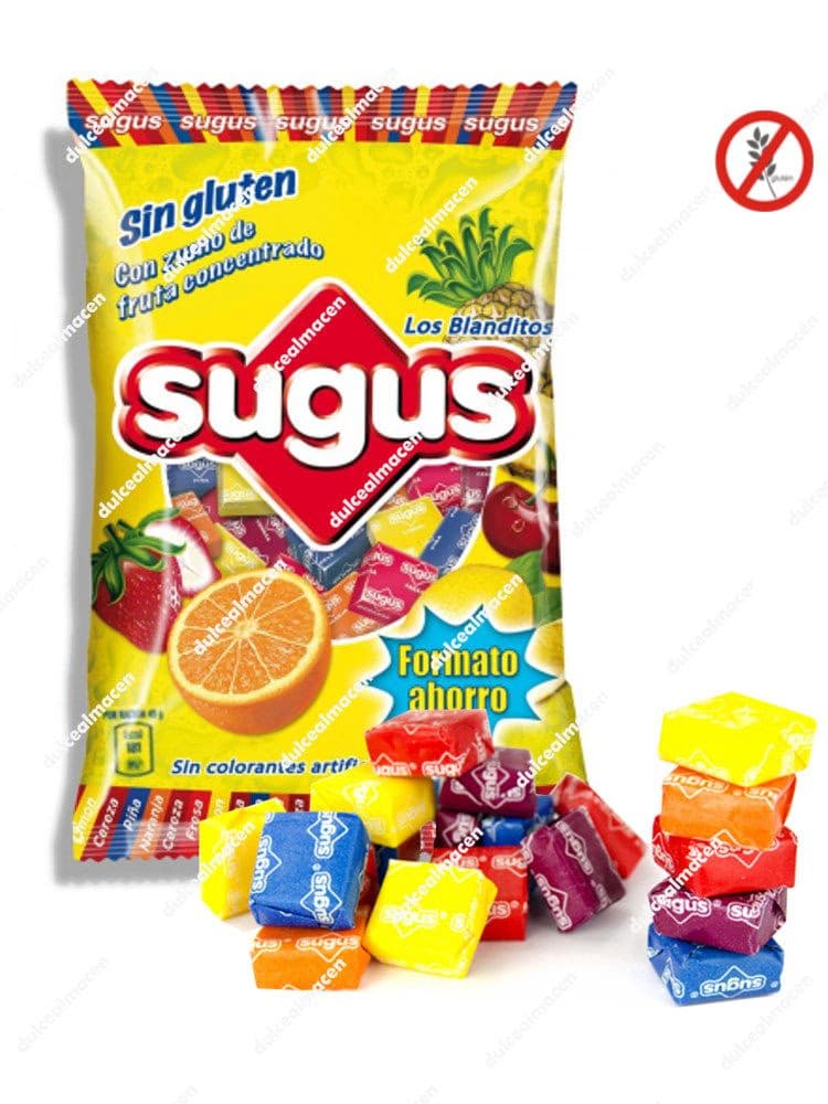 Bolsa de caramelos masticables Sugus de un kilogramo en formato ahorro de color amarillo con el sello sin gluten y una muestra de los caramelos cuadrados de colores apilados al lado - Dulcealmacen