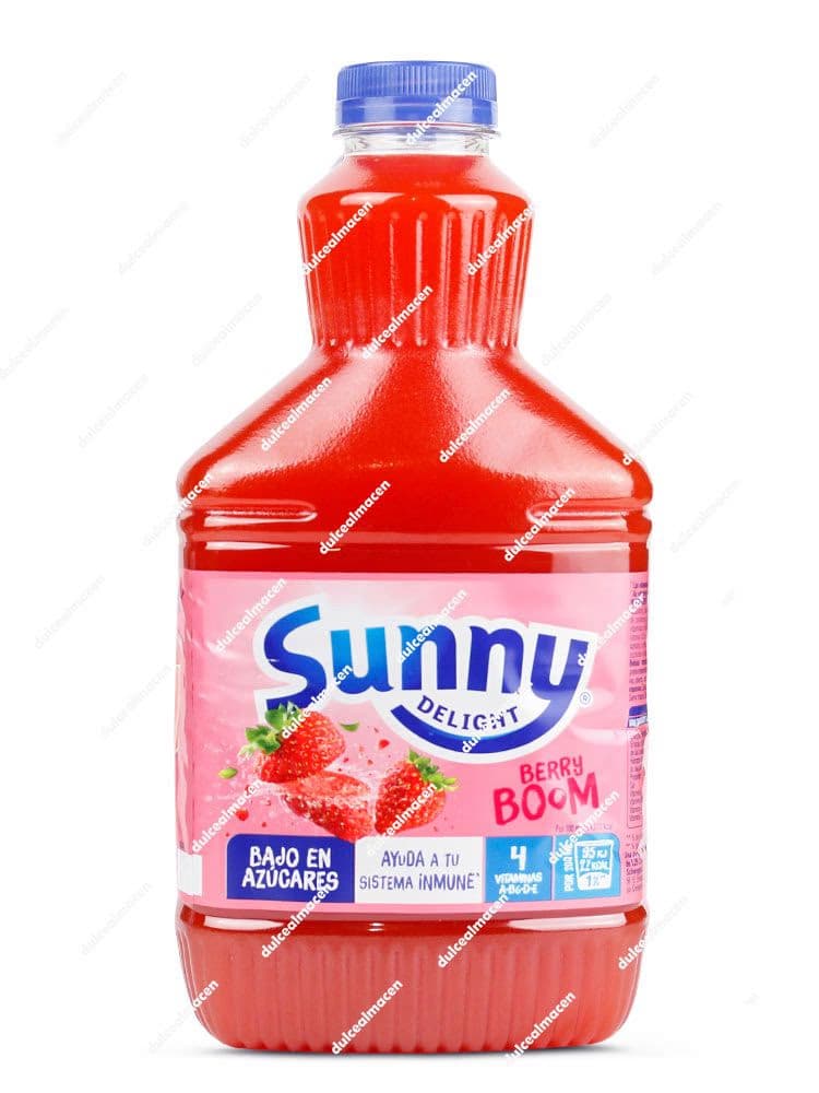 Botella de 1.25 litros de Sunny Delight Berry Boom sabor Fresa con líquido rojo y etiqueta rosa destacando vitaminas A, C y E sobre fondo blanco en Dulcealmacen