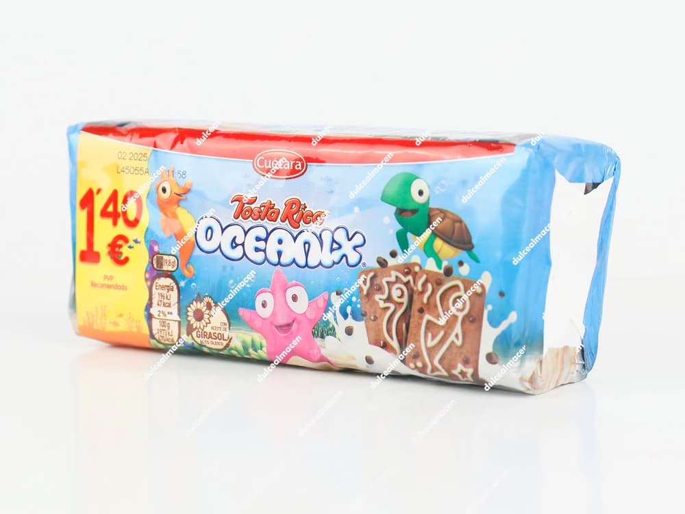 Paquete azul de galletas infantiles Tosta Rica Oceanix de 160 gramos, con dibujos de una estrella de mar, un caballito de mar y una tortuga marina junto a galletas con pepitas de chocolate y sello de PVP recomendado 1,40€ - Dulcealmacen