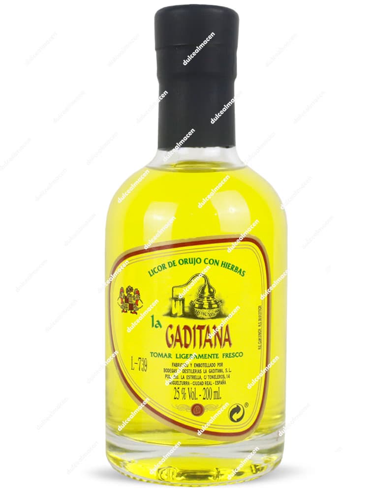 Botella de 20 cl de licor de orujo con hierbas La Gaditana con líquido amarillo y etiqueta amarilla sobre fondo blanco en Dulcealmacen