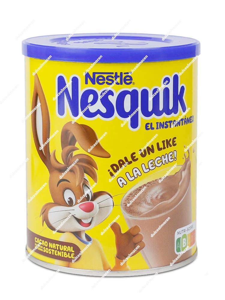 Bote de 390 g de Cacao Soluble Nesquik con tapa amarilla y diseño de Quicky el conejo sobre fondo blanco en Dulcealmacen.