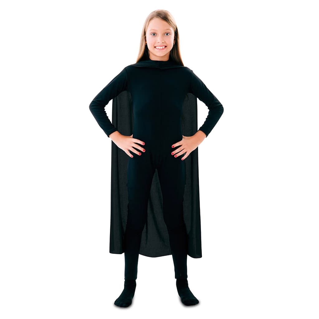 Niño posando con Capa Negra con Capucha de 90 cm de Fyasa, accesorio largo y fluido para disfraces infantiles - Dulcealmacen