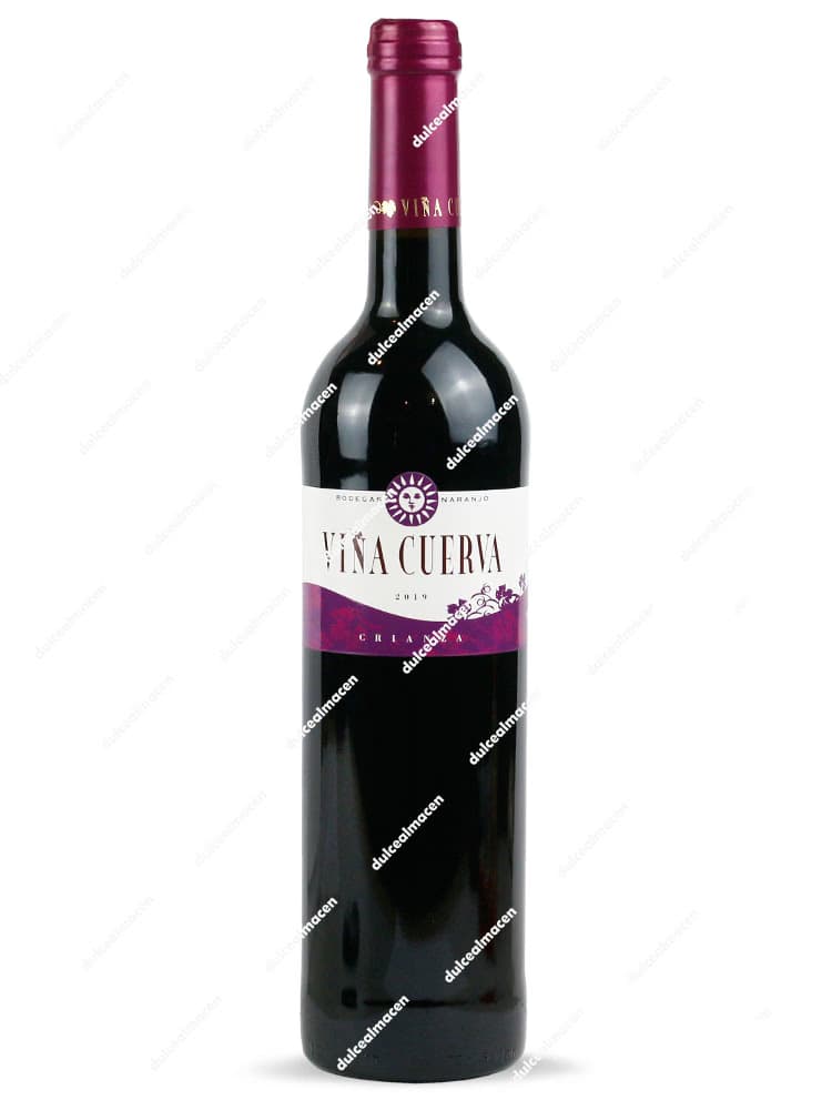 Botella de 75 cl de vino tinto Viña Cuerva Crianza con etiqueta blanca y detalles púrpura sobre fondo blanco en Dulcealmacen